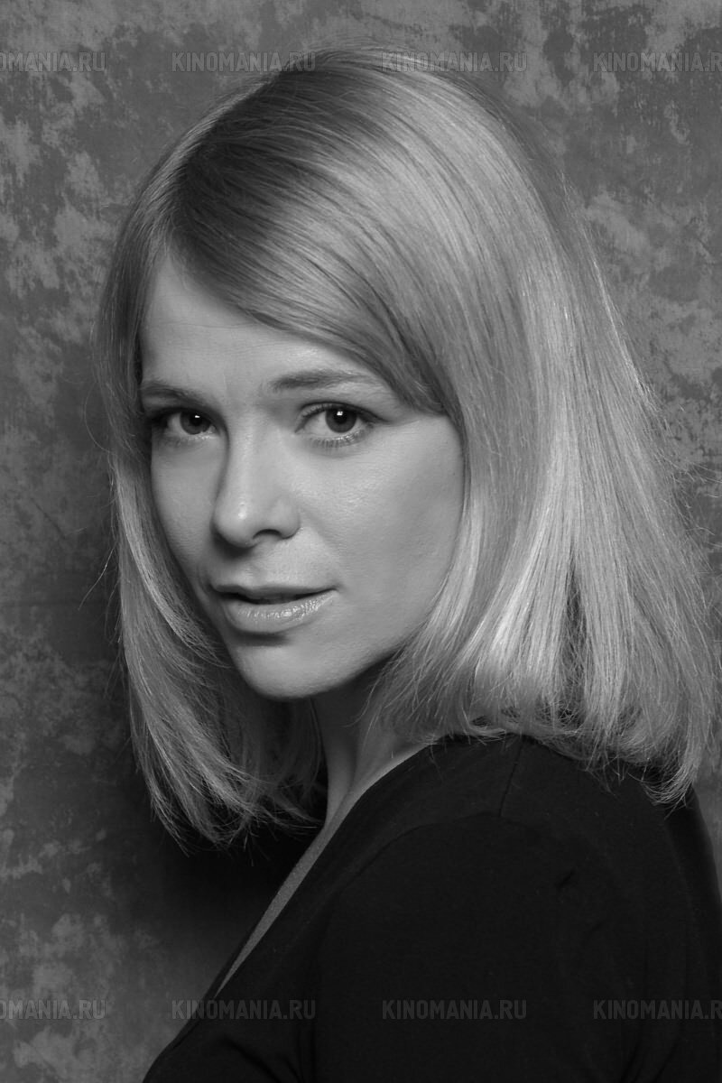 Песня. 
Счастье летает
В глазах твоих.
Любовь порхает
В мечтах моих.

Улыбка чудесная
Покоряет меня.
Красотка прелестная
Вдохновляет всегда.

Светлые локоны влекут,
Безгранично очарование.
Мечты мои живут,
Сладостно терзание.

01.09.2013
