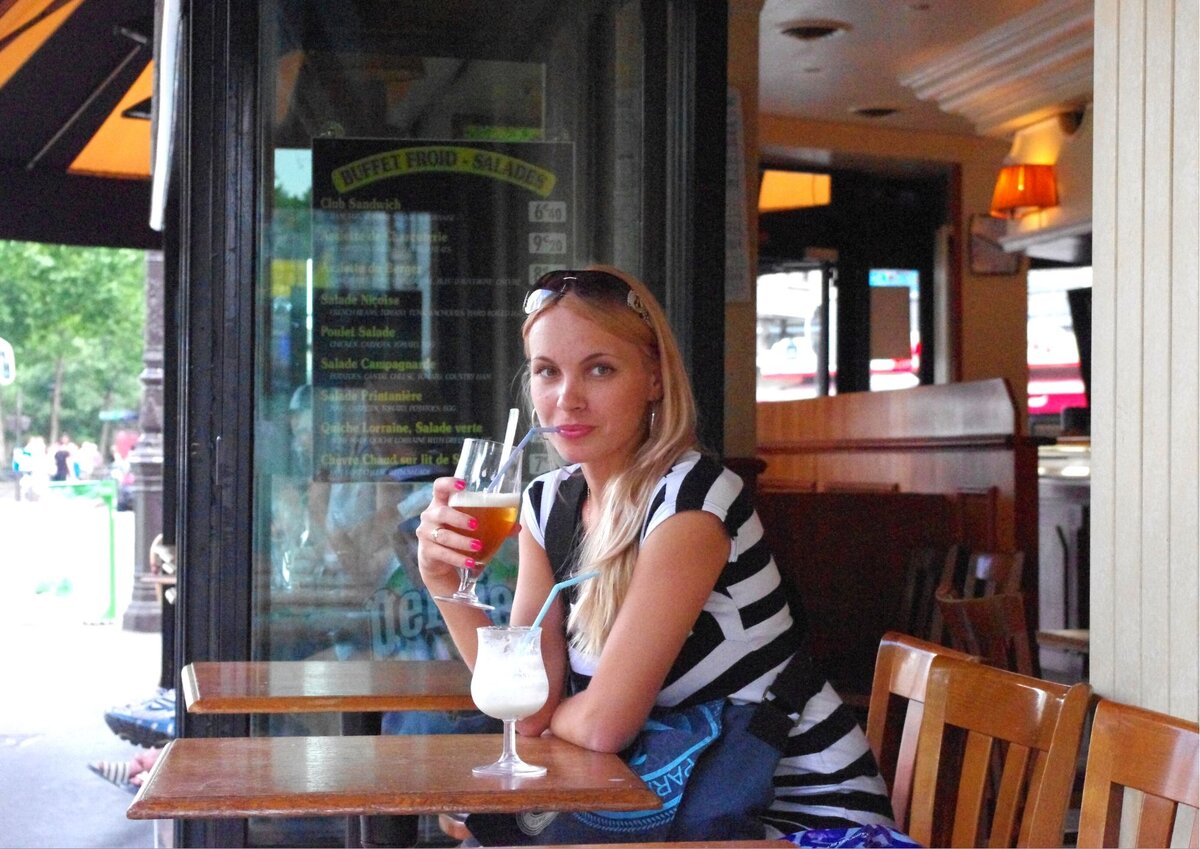 За столиком парижского кафе попиваю наивкуснейший сидр