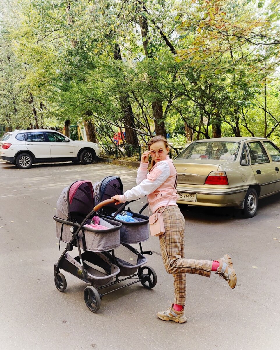 Девушки пытаются хорошо выглядеть для того, чтобы на них обращали внимания. Сейчас на меня обращают внимании как никогда раньше и мне приходится соответствовать