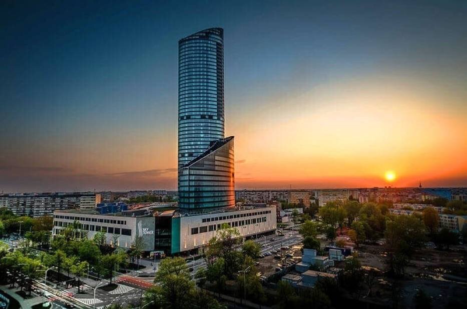 Самое высокое здание украины. Вроцлав Скай Тауэр. Sky Tower Батуми. Небесная башня Вроцлав. Вроцлав небоскреб.