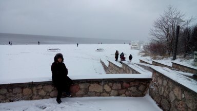 Моя мамочка на рижском зимнем взморье. Фото автора.