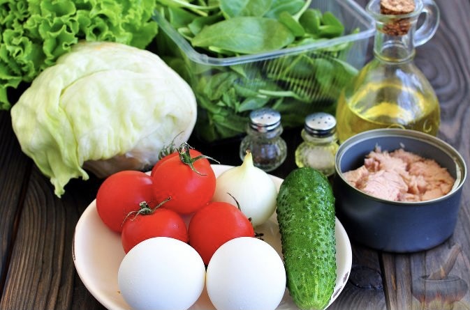 Для приготовления овощного салата с тунцом подготовьте все необходимые продукты. Овощи помойте, обсушите, слейте воду с тунца. Яйца отварите 8 минут, сразу остудите в холодной воде.