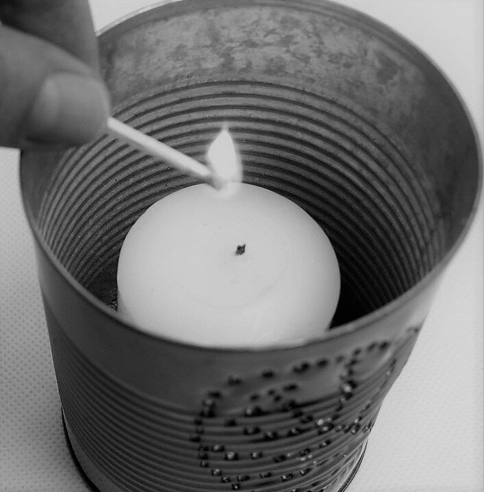 Обогрев теплицы свечами – простой и довольно распространенный метод.
Отопительную конструкцию делают самостоятельно из подручных средств. В ход идут металлические ведра или керамические горшки.