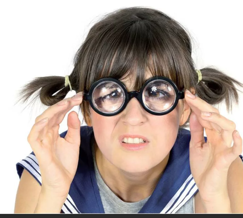 Почему дали в очках. Девочка очкарик. Очки с большими линзами. Очки с большими линзами для зрения. Очки ботаник.