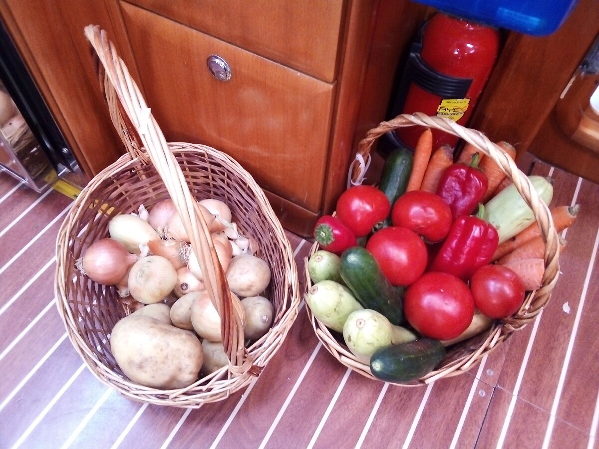 Ходим на овощной рынок раз в неделю с большой тележкой. 