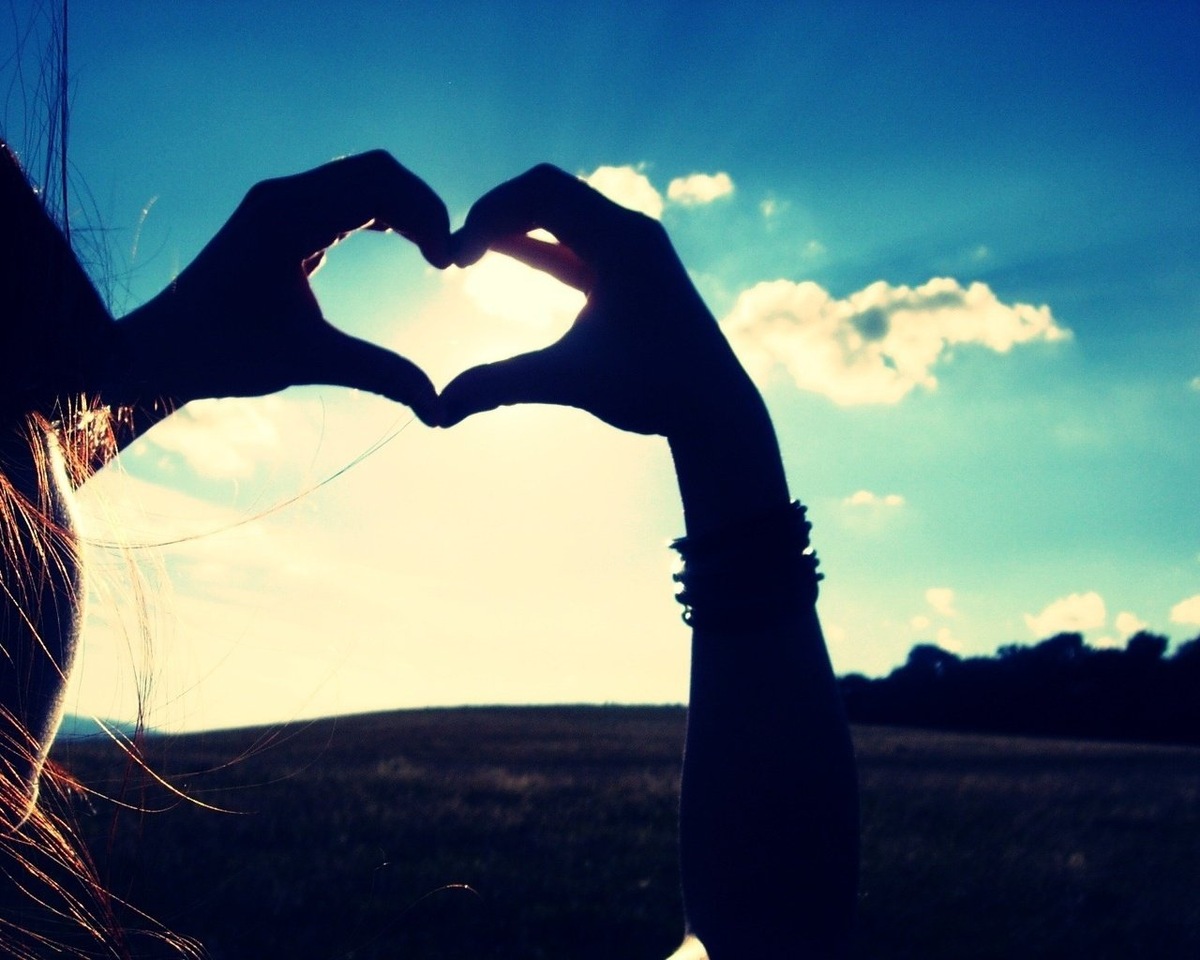 «Я не думаю, что любовь — ответ или решение. Для меня любовь — сила природы, мощная, как Солнце, необходимое, безличное, огромное, невозможное, обжигающее, но оно согревает, осушает, даёт жизнь. А когда выгорает, планета гибнет». Дженет Уинтерсон
