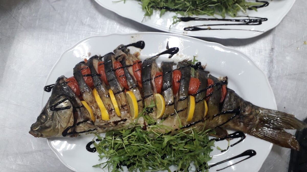 карп запеченный с овощами