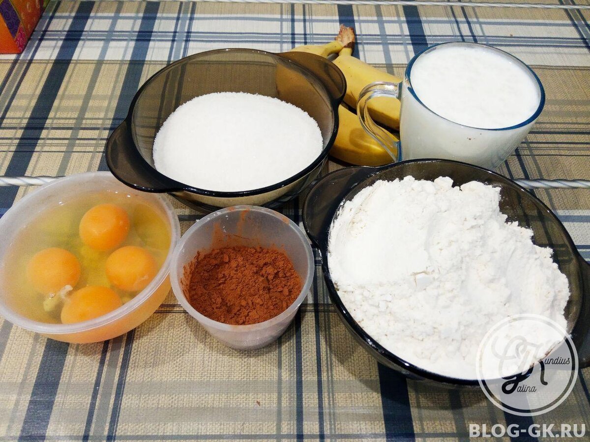 Ингредиенты для приготовления шоколадного пирога из фруктами