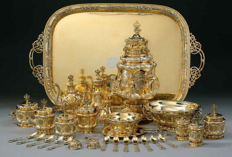 Единственный в своем роде золоченый серебряный чайно-кофейный сервиз середины XIX века, принадлежавший Великому князю Константину Николаевичу, фабрика Сазикова, Москва, 1848 г. Сервиз из позолоченного серебра с византийским орнаментом по эскизам Федора Солнцева был изготовлен к свадьбе Великого князя.