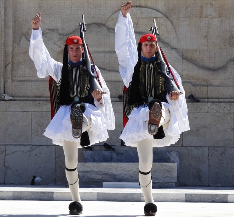 Фото из свободного источника Яндекс Картинки. Эвзоны - солдаты греческой армии