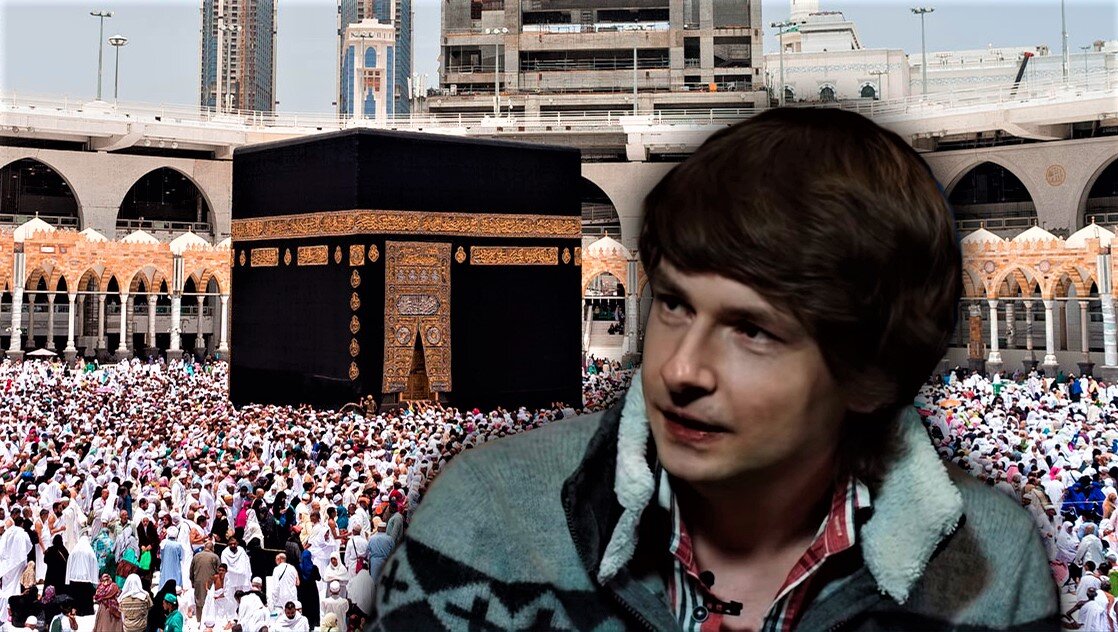 Кааба в Заповедной мечети - главная святыня ислама. Справа Андрей Маркелов.