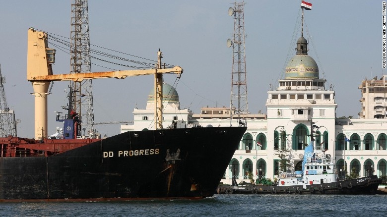 Грузовое судно проходит по Суэцкому каналу мимо здания администрации порта Порт-Саид в 2008 году. Ежегодно по коридору проходит около 19 000 судов