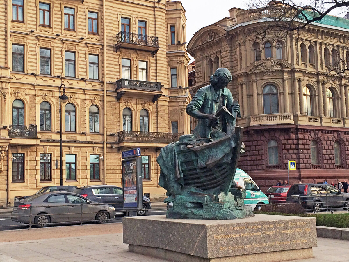 Петербург цари. Памятник Петру 1 царь-плотник Петербург. СПБ памятник Петру 1 на Адмиралтейской набережной. Памятник Петру плотнику на Адмиралтейской набережной. Памятник Петру 1 царь плотник.