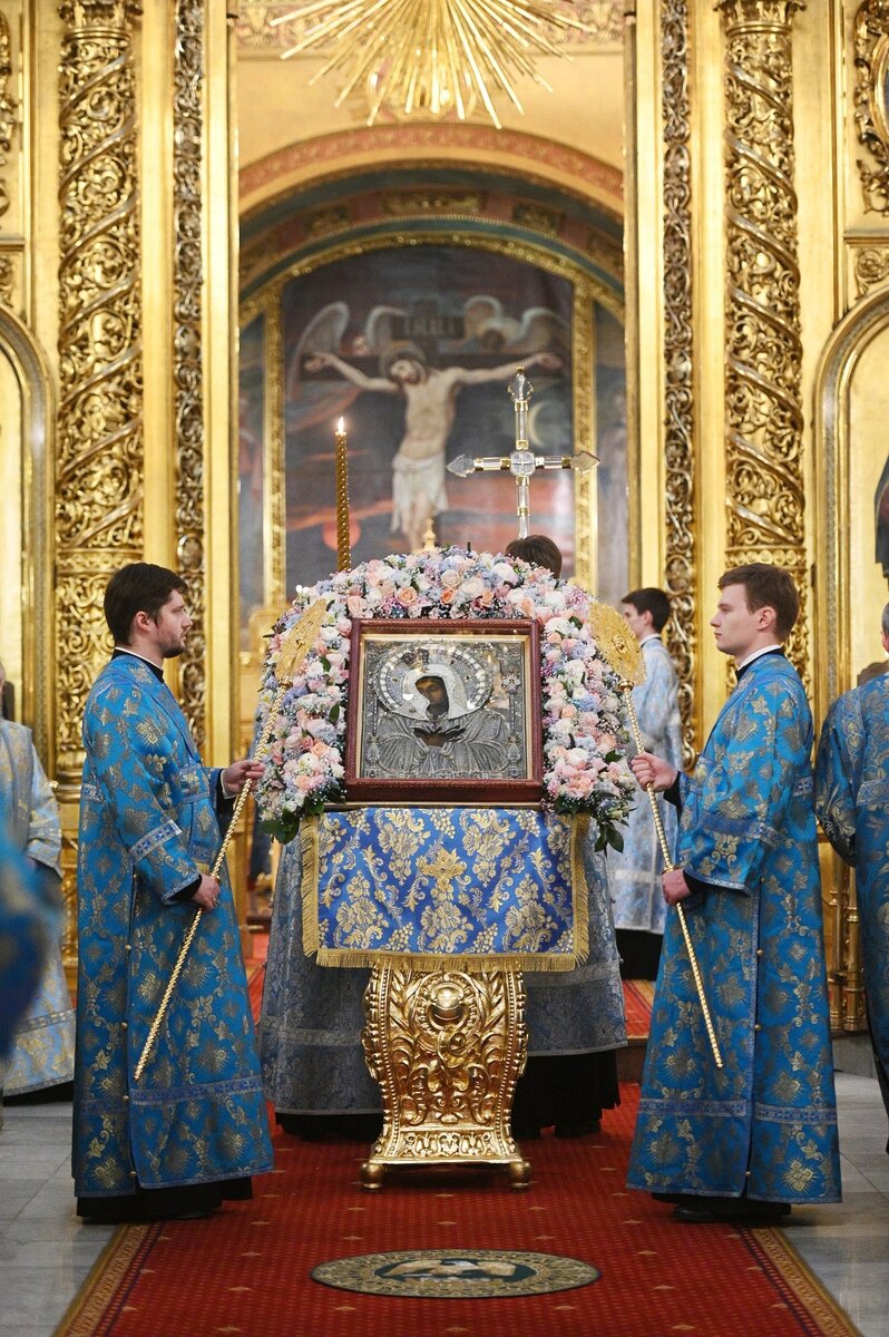Чтение акафиста Пресвятой Богородице перед чудотворным Серафимо-Дивеевским образом Божией Матери «Умиление» в Богоявленском кафедральном соборе в Елохове г. Москвы.  Источник: https://foto.patriarchia.ru/news/obezd-moskvy-s-ikonoy-bozhiey-materi-umilenie-utrenya-s-chteniem-akafista-presvyatoy-bogoroditse-v-bogoyavlenskom-kafedralnom-sobore-v-elokhove-2020-04-03/
