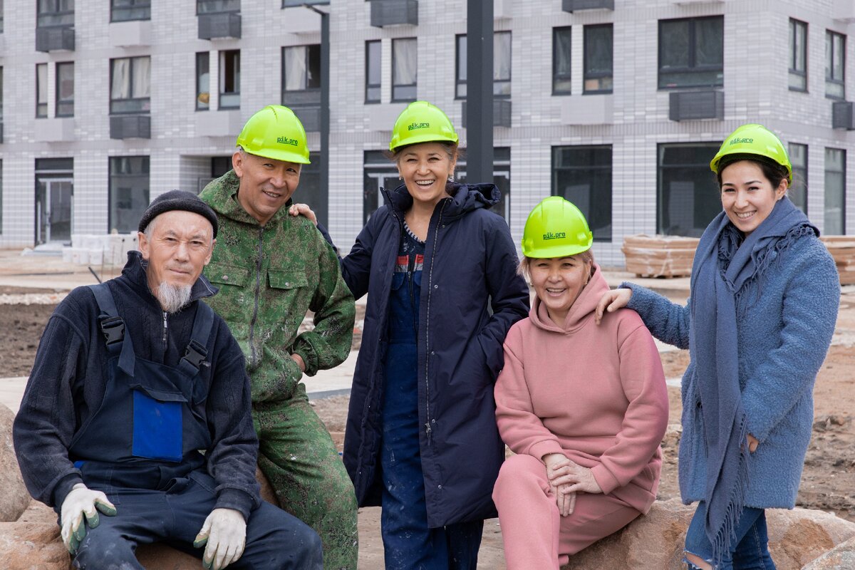 Жумагул вместе с супругом, дочерью, сестрой и братом 