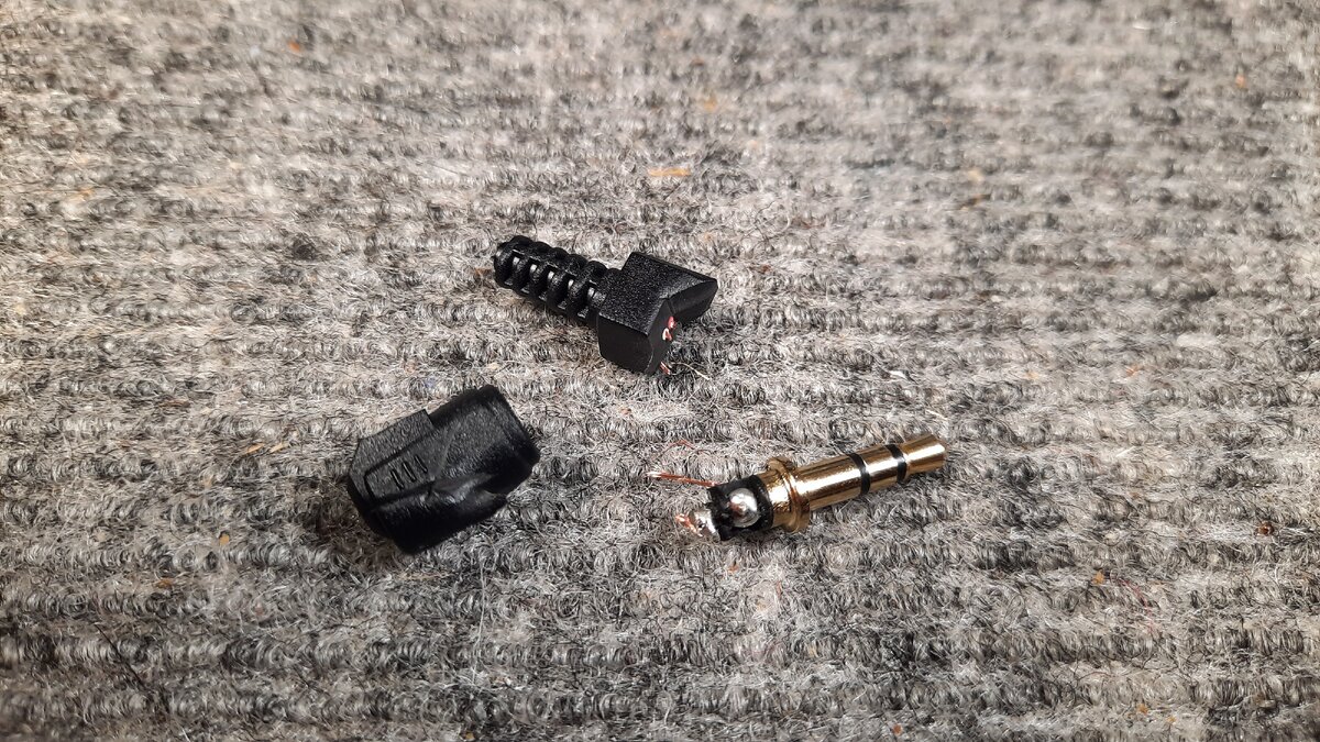 Вскрытый заводской литой разъём 3,5мм.