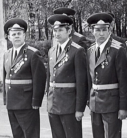 На правом фланге начальник связи полка м-р Курский А.С.