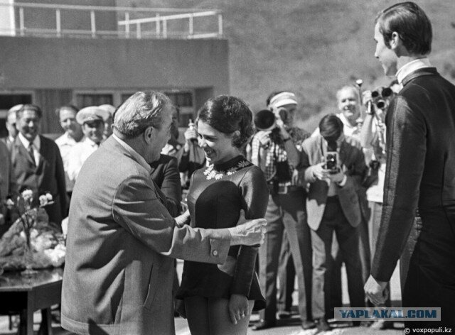 Посещение Генсеком Брежневым  самого  большого  высокогорного катка в мире "Медео"  Казахстан  на фото  Брежнев, Роднина и Зайцев.  фото взято с ЖЖ Зимовье Самоеда