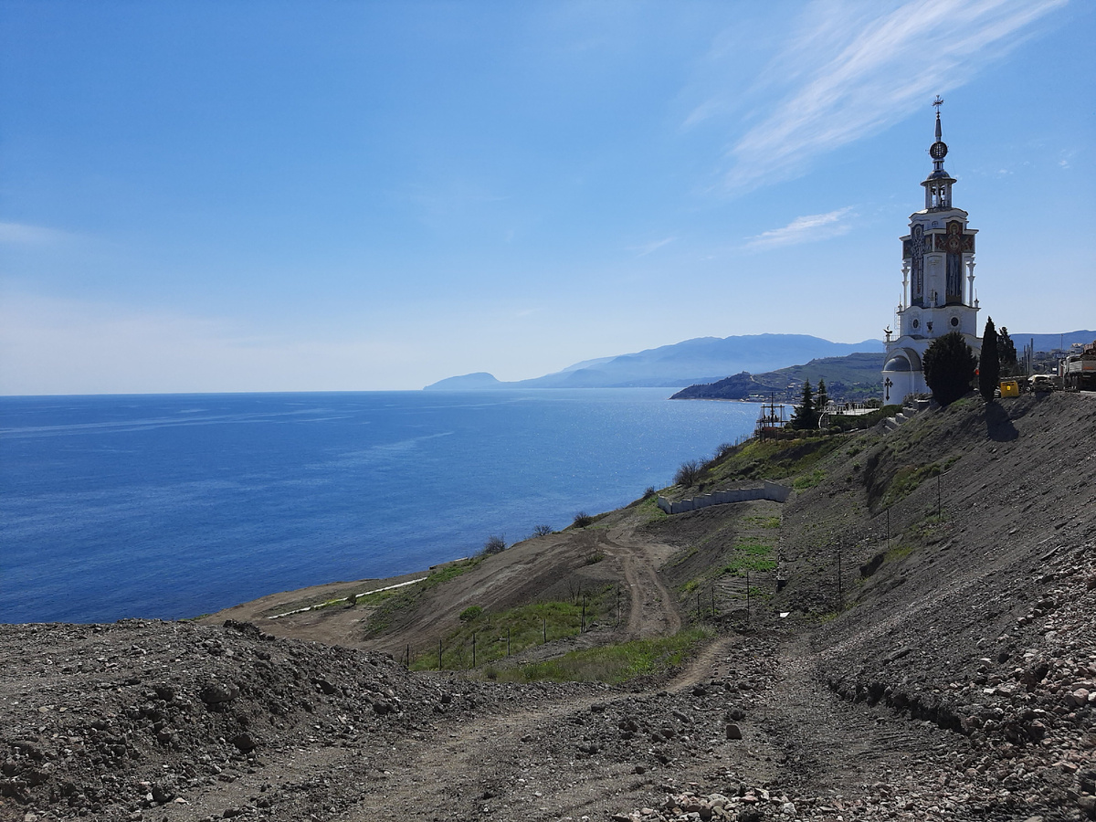 На подъезде к храму