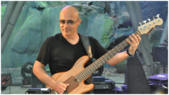 Француз сицилианского происхождения (родился в Лионе), воспитанный отчимом из цыган, Доминик Ди Пьядза дебютировал на бас‐гитаре в 1979 году.-2