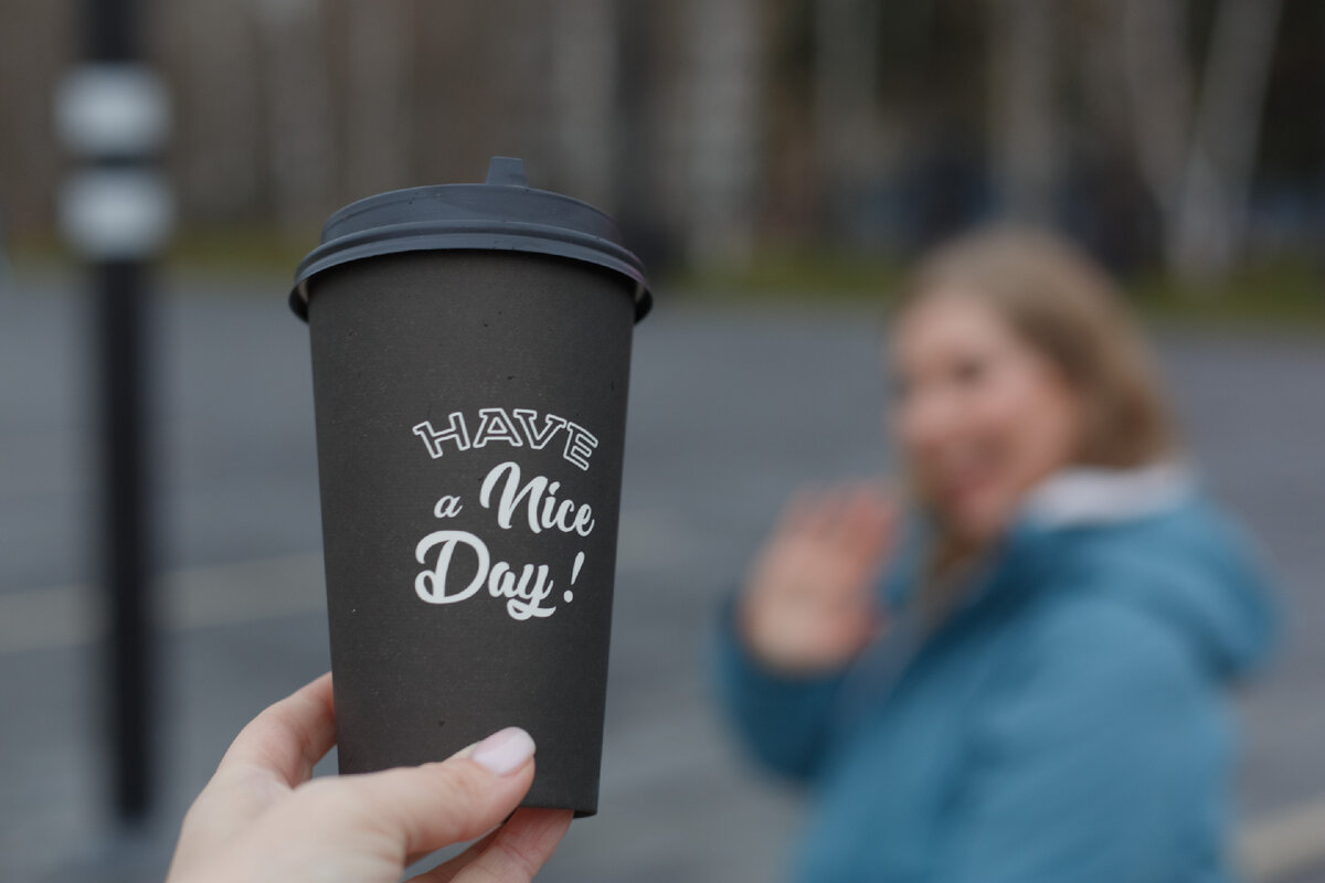 Фото стакана на фоне автора