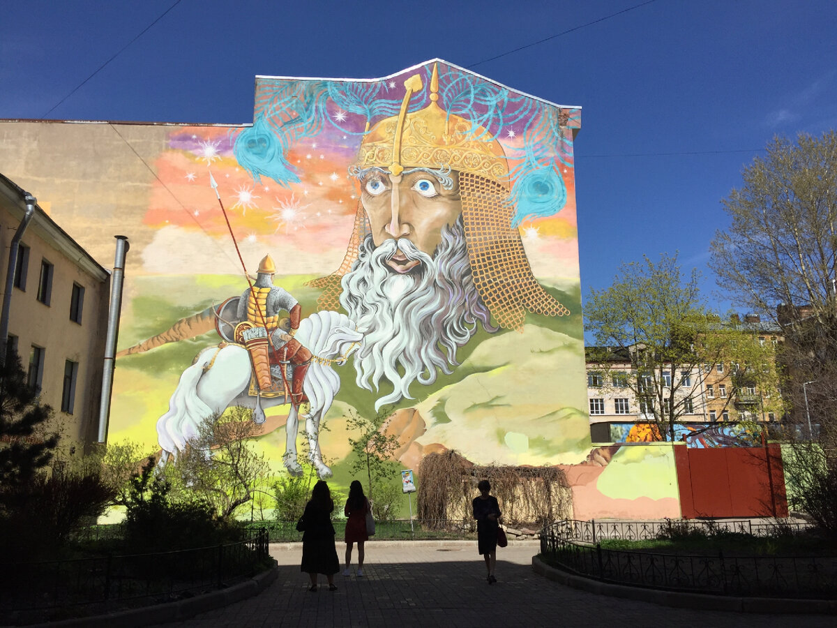 Двор искусств на улице Жуковского - богатырь и Святогор