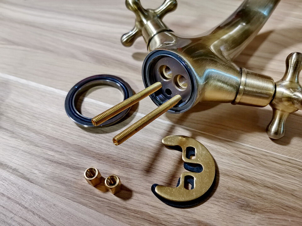 Шпильки, гайки, кольцо и опорная шайба