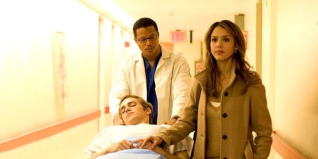 42. Наркоз (2007)

Клай Бересфорд вынужден лечь под нож. Однако в процессе операции на сердце он неожиданно приходит в себя. Находясь в парализованном состоянии, будучи не в силах пошевелить ни рукой, ни ногой, он, тем не менее, чувствует каждое касание скальпеля к своей плоти…