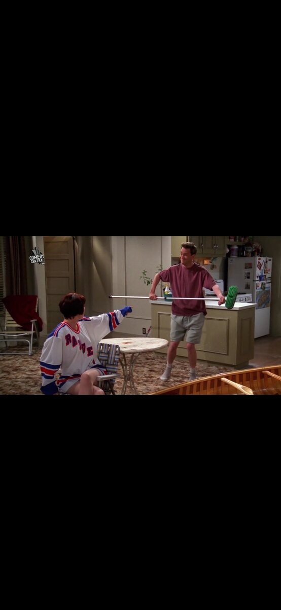 А еще у Чендлера есть чудо-швабра). Сериал Друзья. Скриншот