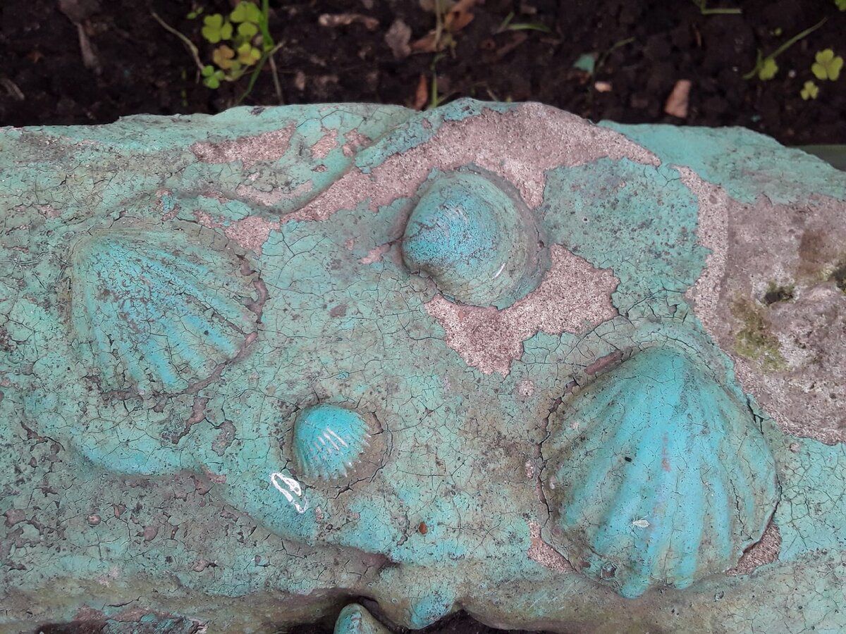 Чаша фонтаана всем своим бирюзовом видом намеказа, что выполнена в морской стилистике