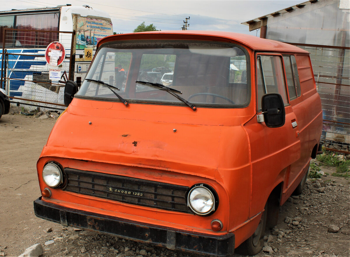 Уцелевший микроавтобус SKODA 1203 стоит у металлобазы интересная история  начала его выпуска, рассказываю | Авторемонт и техника | Дзен