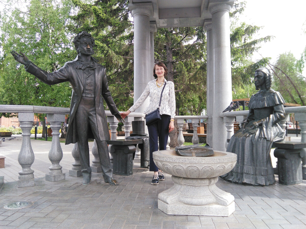 Памятник А.С.Пушкину и Н.Гончаровой