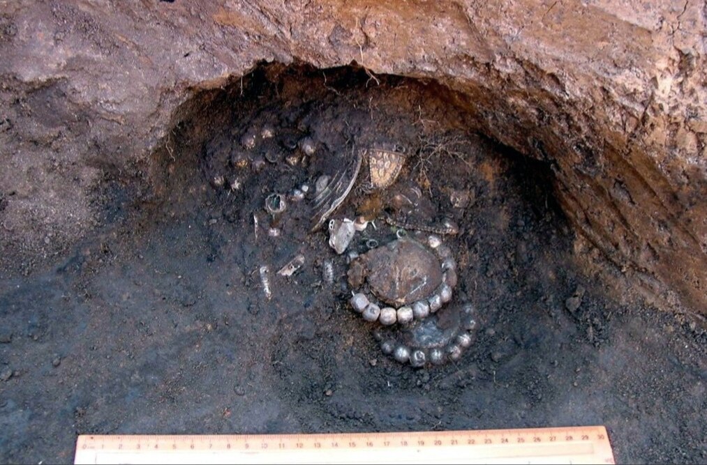 Клад 2005 года, обнаруженный Археологами на городище Старая Рязань (фото с раскопок, в процессе расчистки - из книги "Старая Рязань. Клад 2005 года)