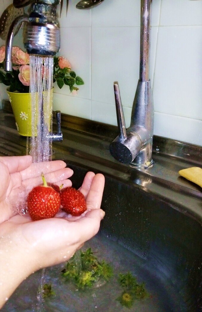 Мою не всю в большой миске, а по несколько ягод.