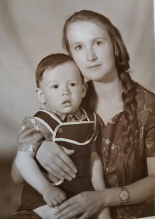На фото  Люба со старшим сыном