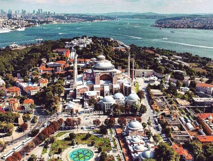 Панорама Стамбула с площади Султанахмет. Прямо - исторический центр Стамбула: Храм Святой Софии, Дворец Топкапы, на заднем фоне - Босфор. Слева - бухта Золотой Рог и "Новая Европа", Справа - Азиатская часть.