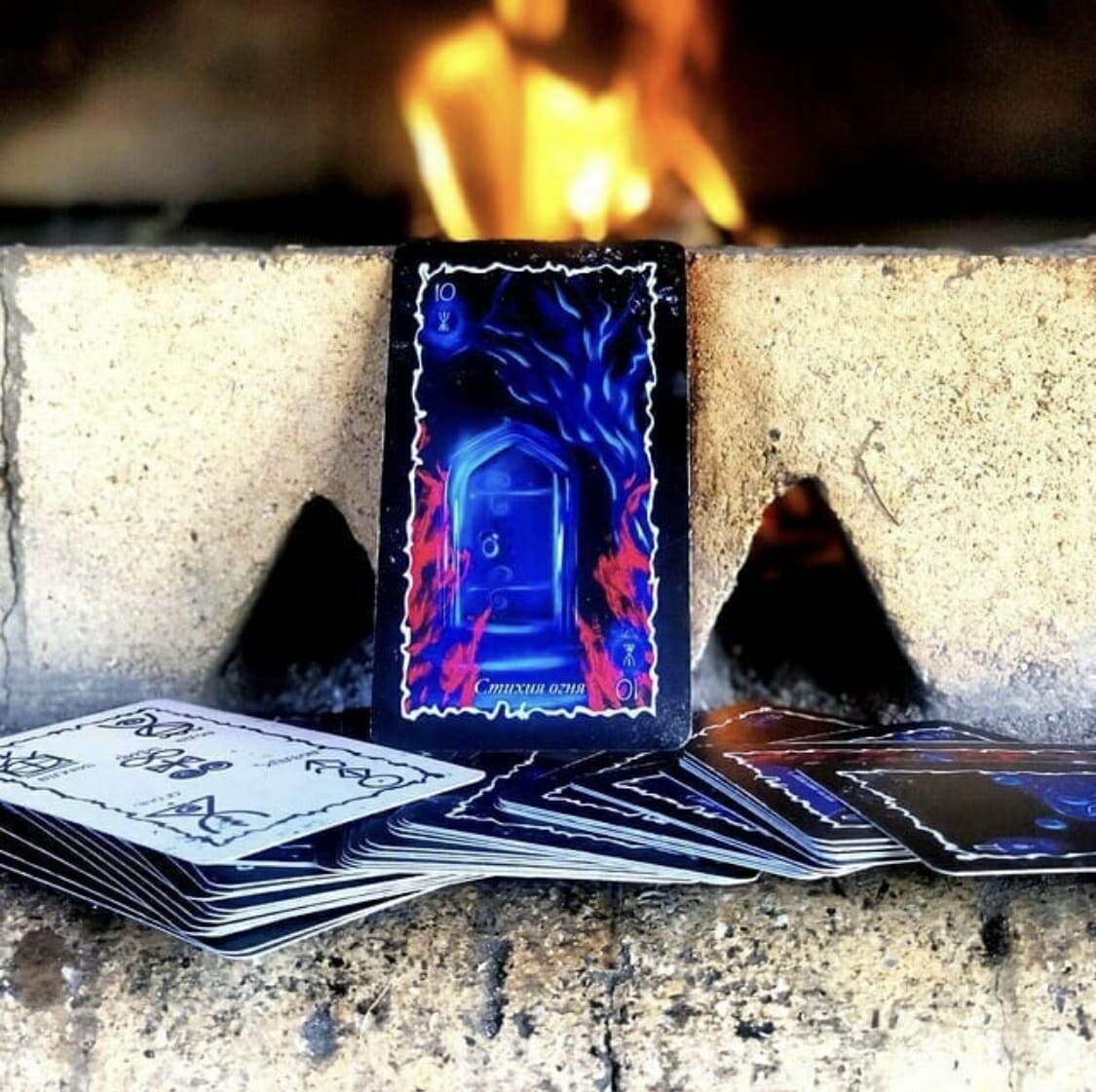 Авторская колода Светланы Леймах «Пять Стихий».

Сила энергии Стихий - это Вселенская сила созидания и разрушения. Это вибрации жизни от самых низких, разрушающих, до самых высоких, созидающих.
Колода «Пять Стихий» - это Инструмент, полученный через работу со Стихией эфир, в медитативном состоянии.
Через колоду Маг получает сонастройку со Стихиями и может совершенно безопасно для себя использовать могущественную силу энергии Стихийной Магии.