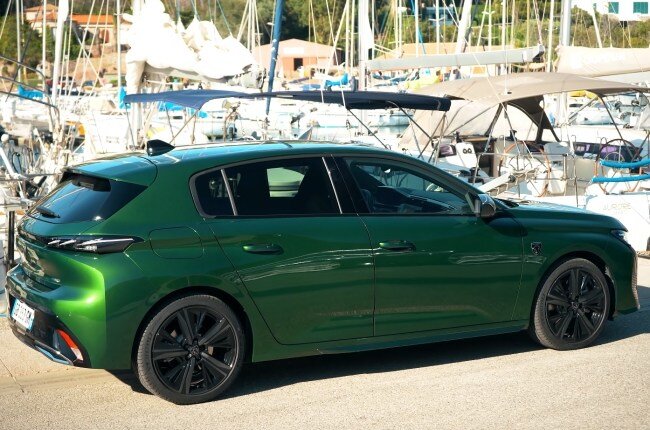 Peugeot 308 вид сбоку