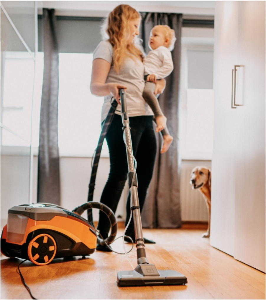 Пылесосит, моет и сушит пол одним движением