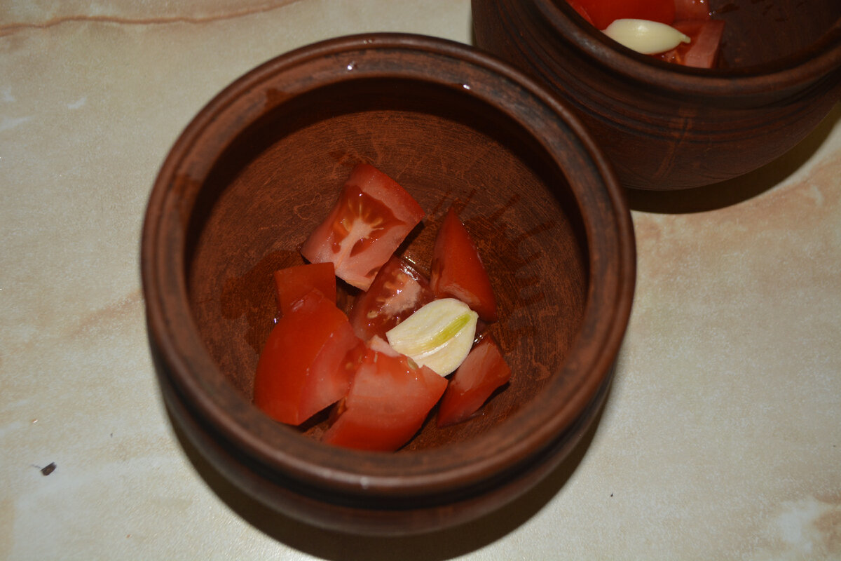 Жаркое из свинины с овощами в глиняных горшочках