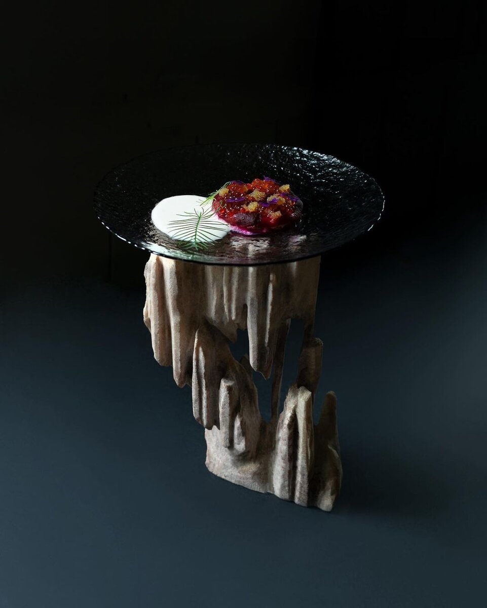 Печеная свекла с икрой форели и соусом из копченого масла