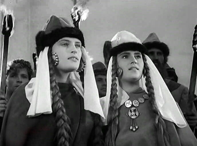 Александра Данилова и Валентина Ивашева в фильме «Александр Невский»