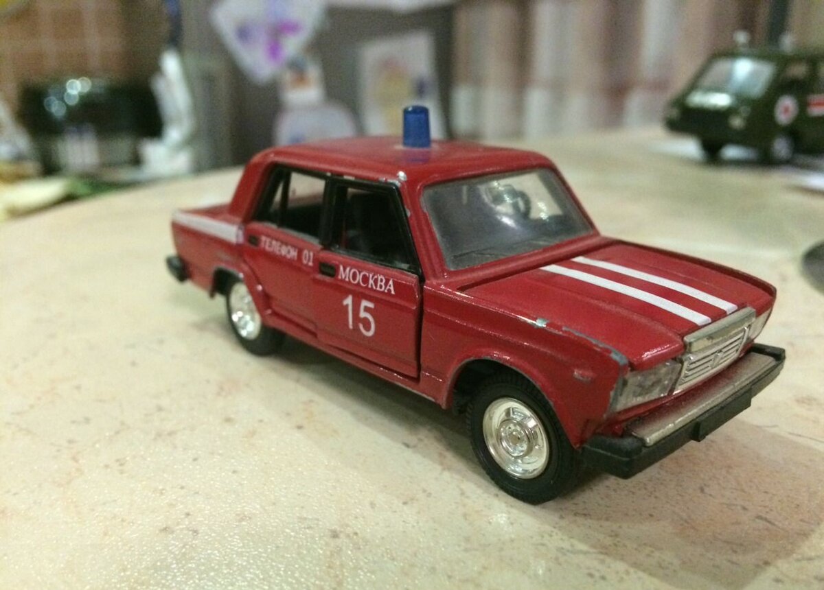 Кроме того, весь кузов усыпан сколами и царапинами различной длины и ширины. Слабое место моделей Агат - качество ЛКП, на гранях и углах повредить краску очень просто. 