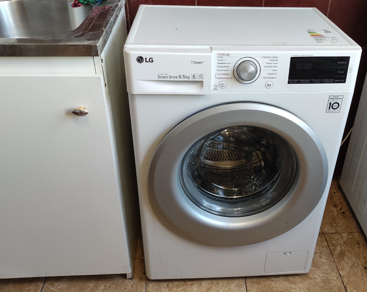Как говорится ни то, ни сё (стиральная машина для маленькой кухни это проблема (фото автора)