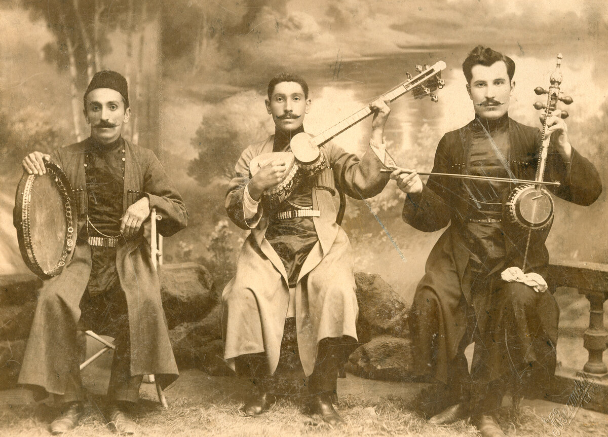 Ханенде – Джаббар Карягды, тарист – Гурбан Примов, кяманчист – Саша Оганезашвили