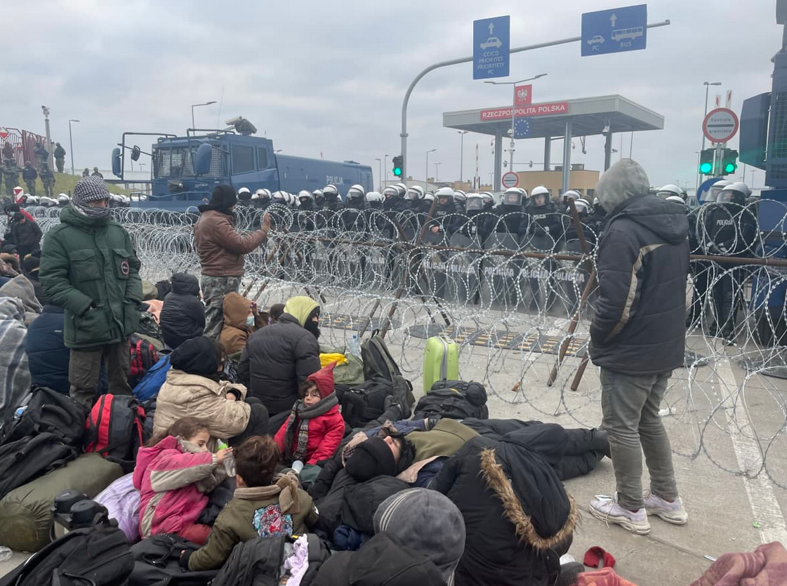 Мигранты на пограничном пункте на белорусско-польской границе. Фото: Erkka Mikkonen