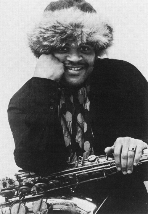 Саксофонист в достойном головном уборе