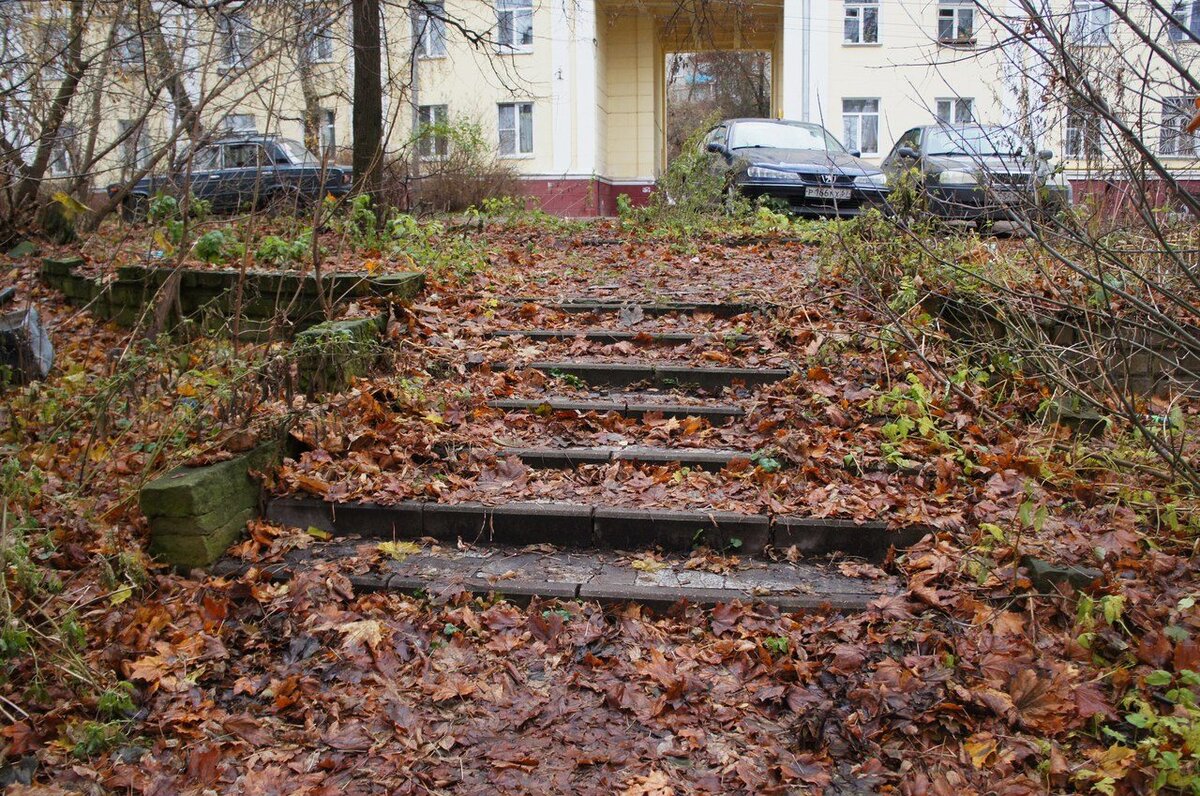 Вход в сквер Пестеля, расположенный на территории старинного лютеранского кладбища