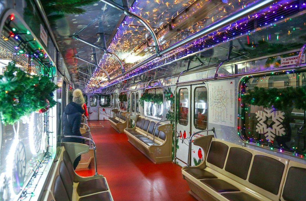 новогодний поезд московского метрополитена. новогодний поезд еж3 2022. новогодний поезд в метро москвы. московский вагон метро новогодний. новогодний поезд еж 3 2022 метро.