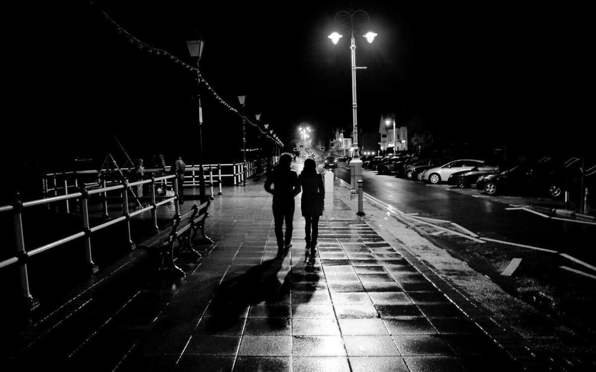 Пара гуляет ночью